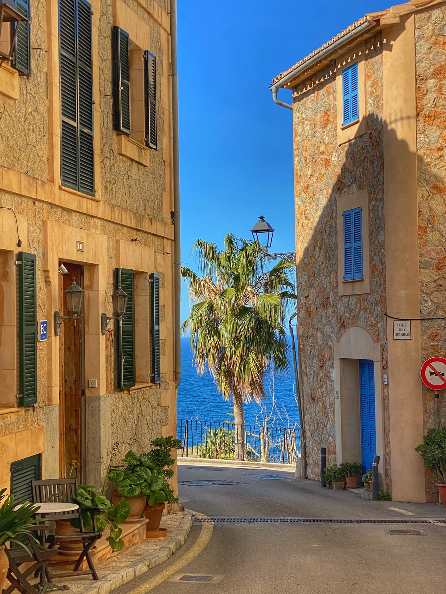 #Mallorca heute: im Bergdorf #Banyalbufar an der Westküste geben die dereinst von den Mauren im 10. Jahrhundert angelegten Terrassengärten und Bewässerungssysteme dem Ortsbild ein besonderes Aussehen; auf den Terrassen wuchs früher hauptsächlich Malvasier-Wein