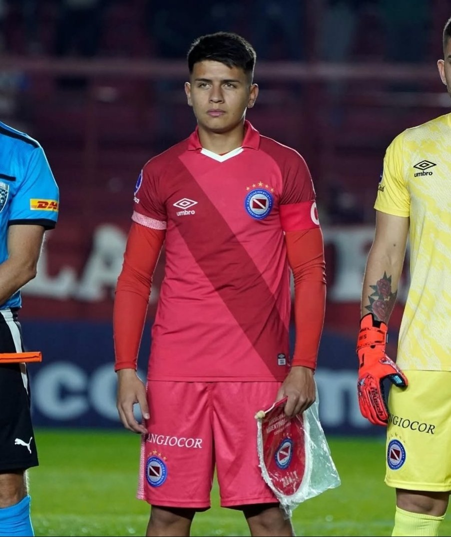 EL PARAGUAYO QUE JUGARÁ EN CENTRAL CORDOBA 🇦🇷

Juan José Cardozo volante de 21 años de edad, jugará cedido en Central Córdoba de Santiago del Estero en esta temporada 🙌🏼.

Cardozo nació en Caaguazú pero de muy pequeño fue a Argentina en donde se formó futbolisticamente 🇵🇾🇦🇷.