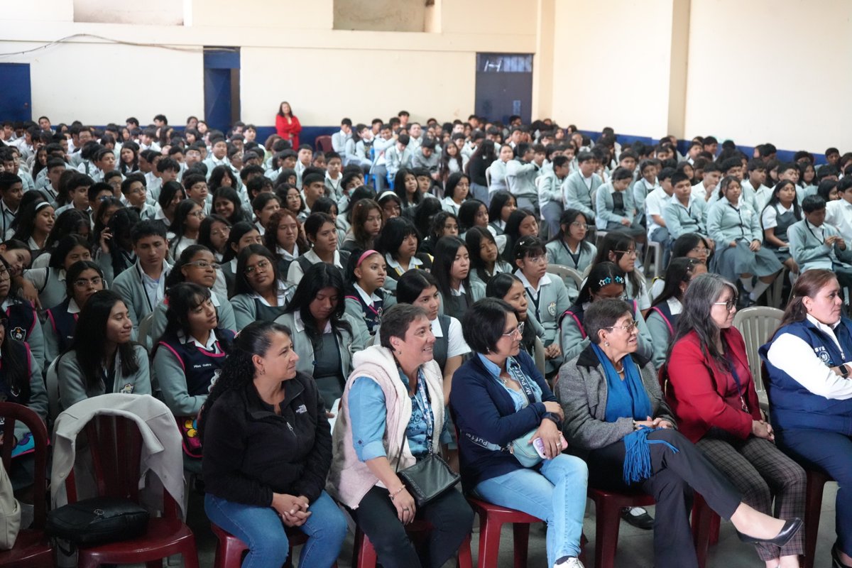 secretariasvet's tweet photo. 📷📷 Hoy compartimos una jornada de prevención en el Instituto Normal Mixto Rafael Aqueche, zona 1 📷, junto a estudiantes comprometidos con construir entornos digitales más seguros 📷📷.
A través de #ModoDigital 📷📷, conversamos sobre riesgos en línea 📷, uso responsable de las plataformas 📷 y la importancia de la prevención como herramienta clave 📷📷.
La actividad contó con el valioso apoyo y coordinación de la Dirección Departamental Norte del MINEDUC 📷📷, fortaleciendo el trabajo conjunto entre la comunidad educativa y SVET 📷.
Además, se realizó la presentación del binomio K9 Ciberguardián Noble 📷📷📷, reforzando el mensaje de prevención y seguridad digital de una manera cercana, dinámica y participativa con los estudiantes 📷📷.
Seguimos promoviendo información 📷, conciencia 📷 y acción 📷 para entornos digitales más seguros.
#SVET
#ModoDigital
#Prevención
#CiberguardiánK9
#SeguridadDigital