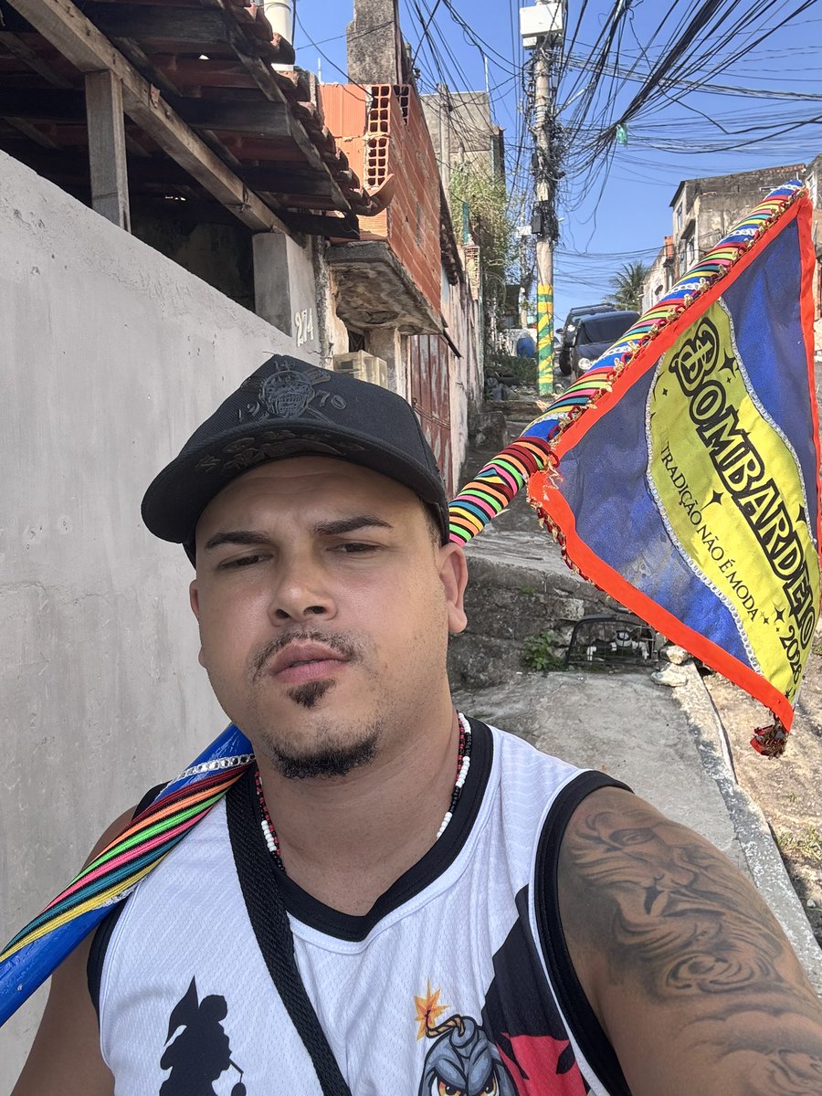 lvcrvg's tweet photo. + 1 carnaval na rua, que Exu continue nos dando caminho aberto 🚩💣💣 https://t.co/R6KvED8khI