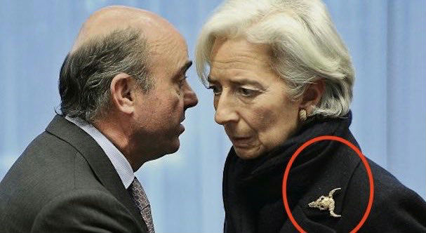 Avrupa Merkez Bankası Başkanı Christine Lagarde.
Yakasındaki çocuk kurban etme tanrısı Baal rozeti.

Şeytani pedofil ve yamyam seçkinler Baal tanrısına tapıyorlar.
En kritik köşe başlarını tutmuşlar.
Dünya bu iblisler tarafından yönetiliyoruz ve biz onların arasında yaşıyoruz.
