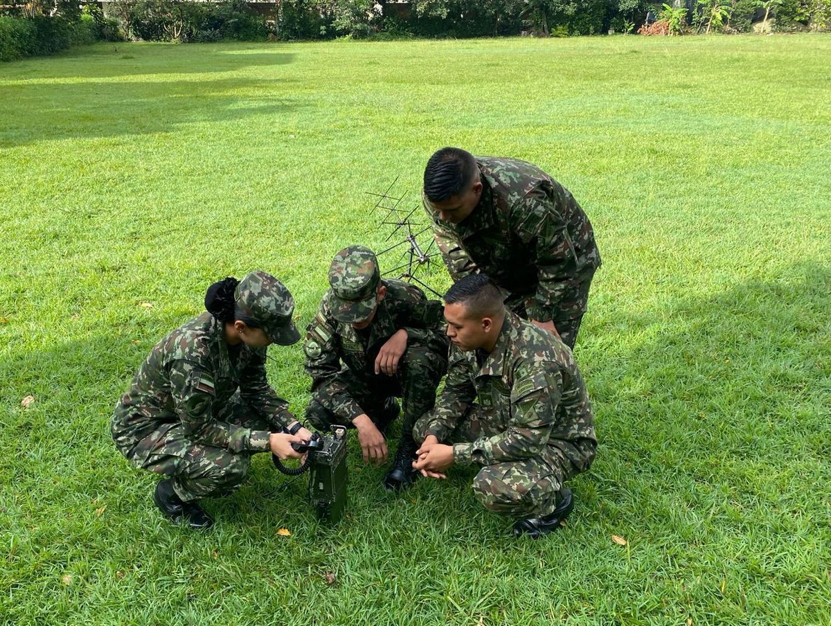 Ejercito_Div7's tweet photo. #EnImagenes| Los hombres y mujeres del Batallón de Comunicaciones N.° 1 Manuel Murillo Toro brindan apoyo a todas las unidades que integran la Séptima División del Ejército Nacional, a través de operaciones de red que emplean tecnologías de transporte de información por satélite y la gestión de infraestructura tecnológica.

#PatriaHonorLealtad
#NuestroCompromisoEs 🇨🇴