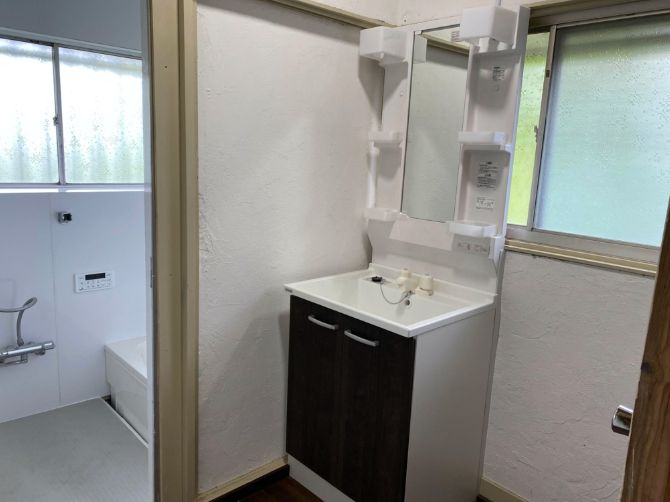 ３年も放置された空き家を引き取ってほしいと相談。４０万で購入し丸ごとDIY。床がボコボコ抜け、壁はバリバリにはがれ、トイレや洗面所はもう廃墟でした。ヤバすぎて諦めかけたけど、壁や床をキレイになおし、水まわりを新品に交換。排水も取り替えました。業者に依頼したら５００万円の費用がまさか