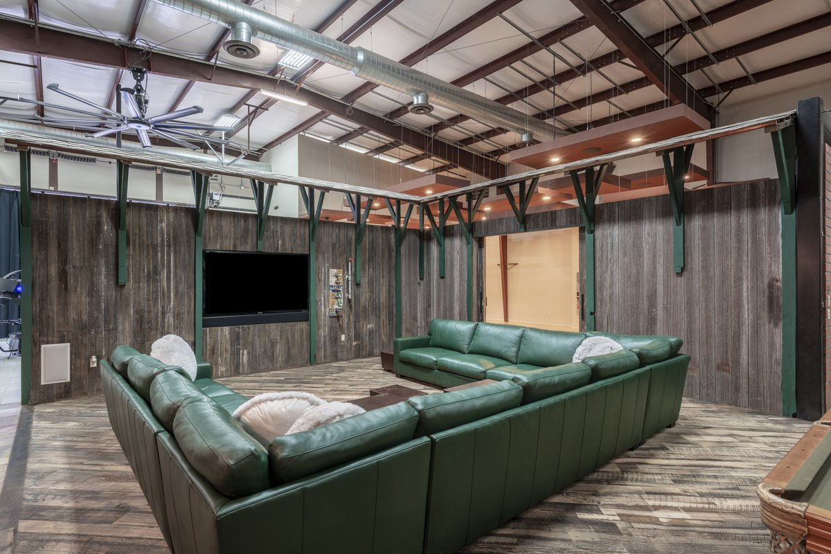 Zillow Gone Wild 🏡 tweet media