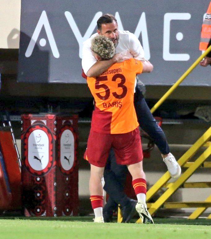 El ele kol kola yürüyedür hocam herzaman arkandayız .!! FATİH TERİMDEN SONRA GALATASARAY TARİHİNE OKAN BURUK YAZDIRACAKSIN .!! #GSvJUVE