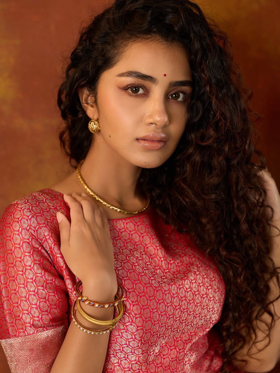 j4muna's tweet photo. 🎈🎂 Happy Birthday, curly-queen @anupamahere ! 🎈🎂 🎉🥳 🥰 💕 #HappyBirthdayAnupama #HBDAnupama #CurlyQueen #AnupamaParameswaran https://t.co/R0FJSqL09X