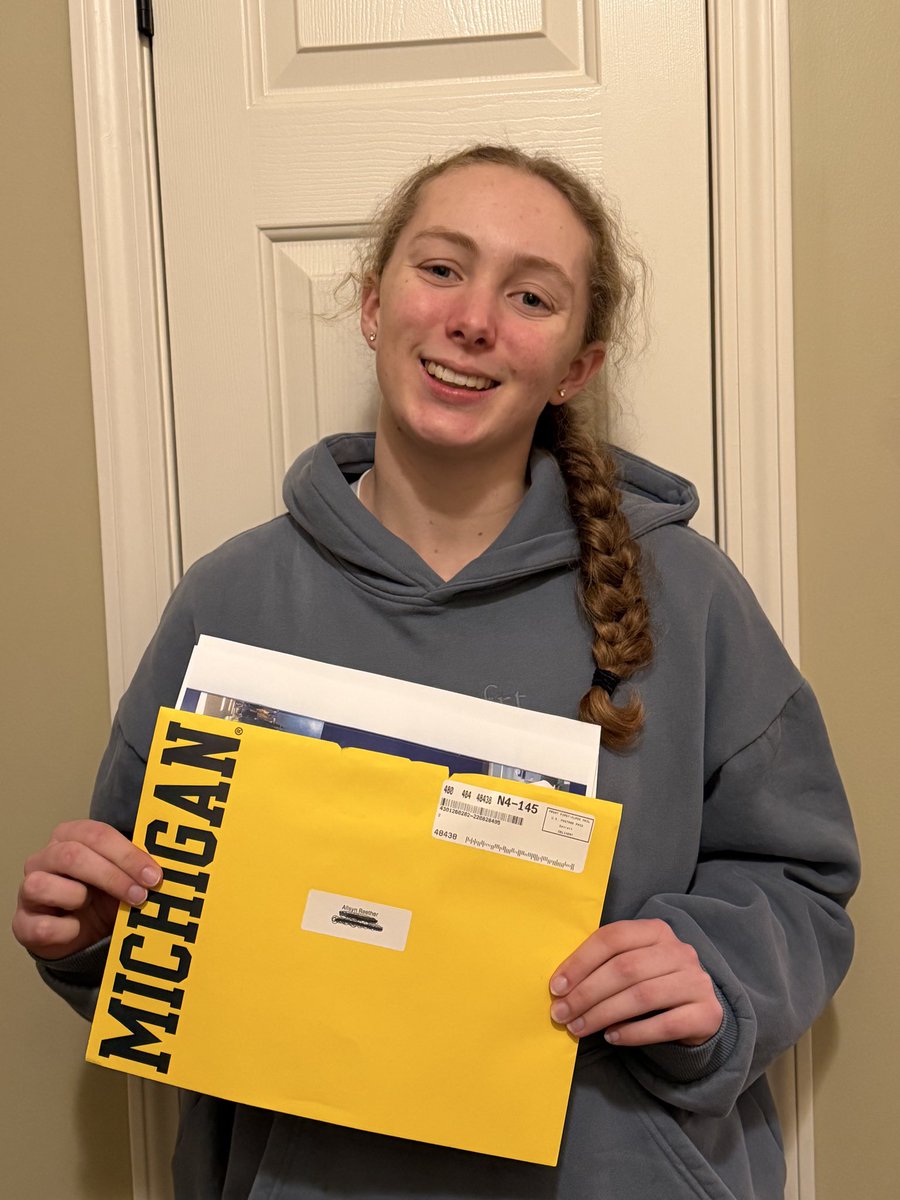 raether2028's tweet photo. So thankful for the opportunity to learn more about the school’s programs. Thank you @umichsoftball and @btholl for the mail. Looking forward to seeing you soon!
@pezzplayers @Turnin2Pezz https://t.co/BUvFrVuBKq