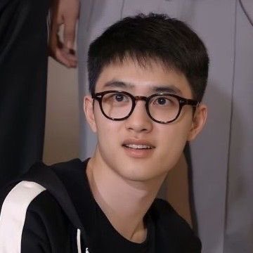 나 도경수 엑사세 2때 너무 좋아.. 뿔테 안경에 짧은머리하고있으니까 너무 귀여움