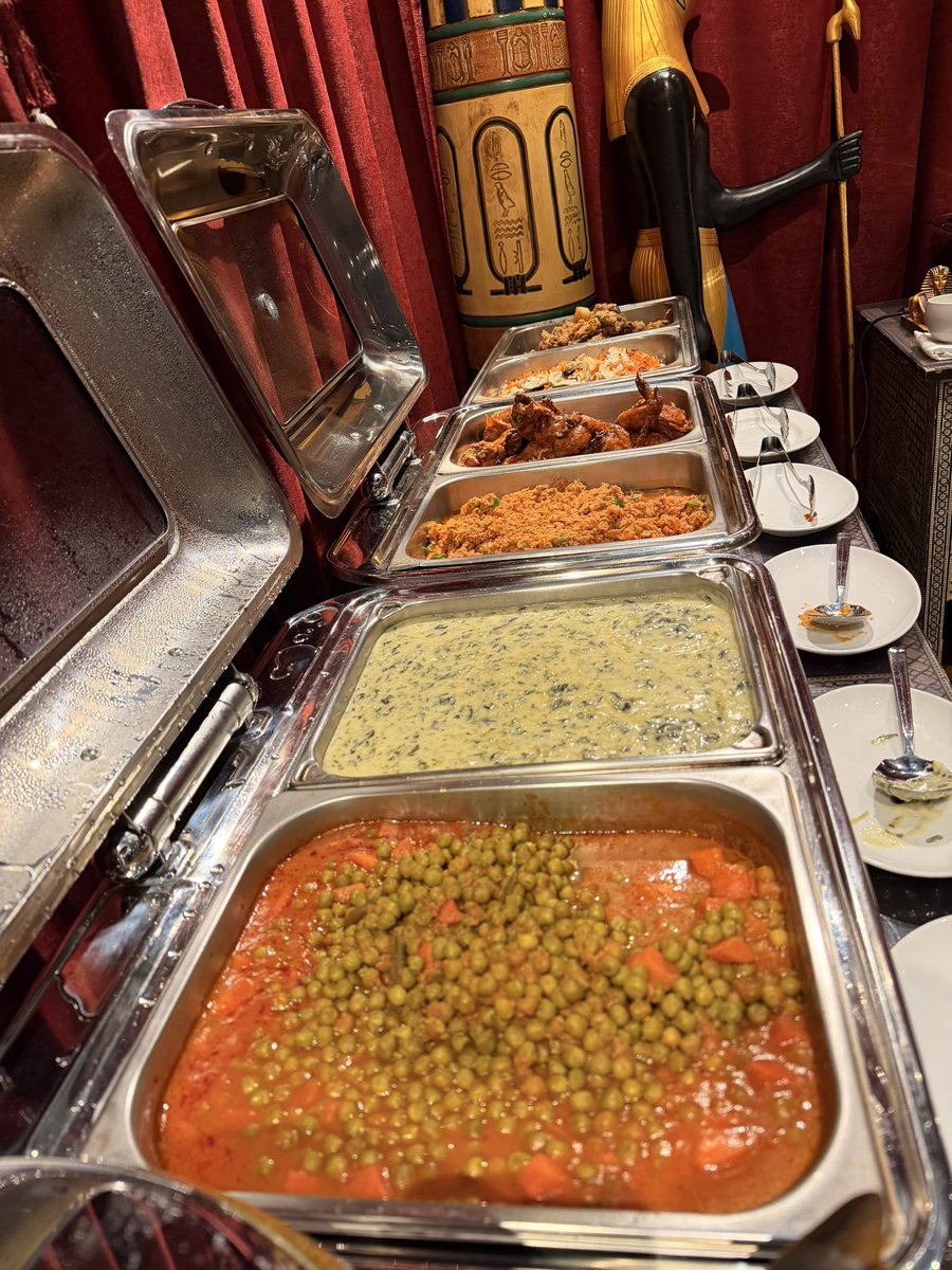 Grand_Pyramid's tweet image. 🇪🇬✨ 本日のおすすめ ✨🇪🇬  

ほんの少しだけ、日常を離れてみませんか？  

スパイスの香りに包まれた店内、  
色鮮やかなエジプト料理が並ぶテーブル 🍽️  

今日は、ただのランチではありません。  
東京ではなかなか出会えない本格エジプト家庭料理を味わう特別なひとときです 🌿