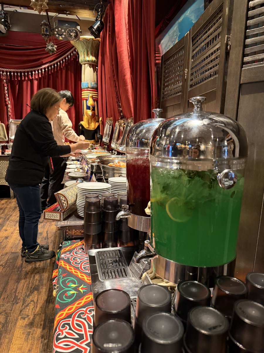 Grand_Pyramid's tweet image. 🇪🇬✨ 本日のおすすめ ✨🇪🇬  

ほんの少しだけ、日常を離れてみませんか？  

スパイスの香りに包まれた店内、  
色鮮やかなエジプト料理が並ぶテーブル 🍽️  

今日は、ただのランチではありません。  
東京ではなかなか出会えない本格エジプト家庭料理を味わう特別なひとときです 🌿