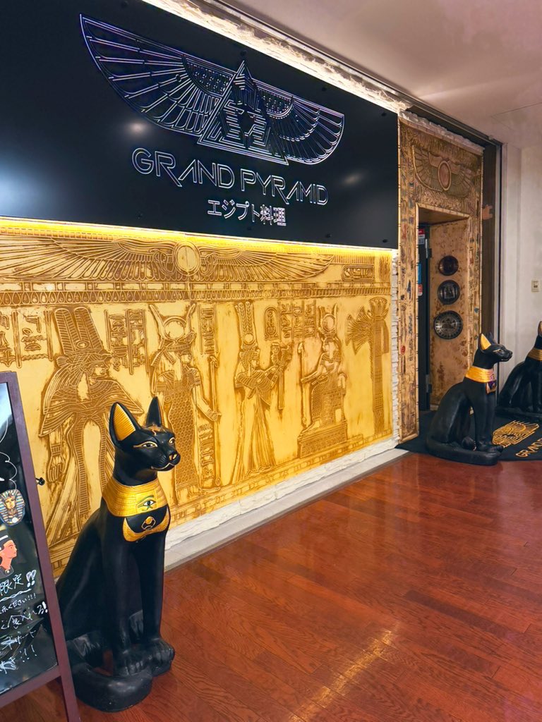 Grand_Pyramid's tweet image. 🇪🇬✨ 本日のおすすめ ✨🇪🇬  

ほんの少しだけ、日常を離れてみませんか？  

スパイスの香りに包まれた店内、  
色鮮やかなエジプト料理が並ぶテーブル 🍽️  

今日は、ただのランチではありません。  
東京ではなかなか出会えない本格エジプト家庭料理を味わう特別なひとときです 🌿