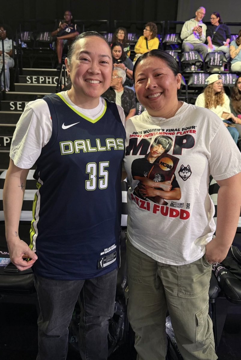 ally_oopster00's tweet photo. Fans here at Unrivaled are already prepared to cheer for Azzi Fudd #35. #marketability https://t.co/DHVa4mooNW
