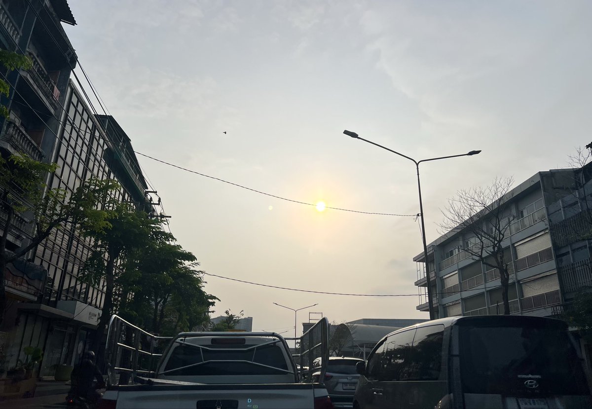 War4212's tweet photo. เช้า #วันพุธ กับการผจญภัยบนท้องถนน https://t.co/QYtfmizT4C