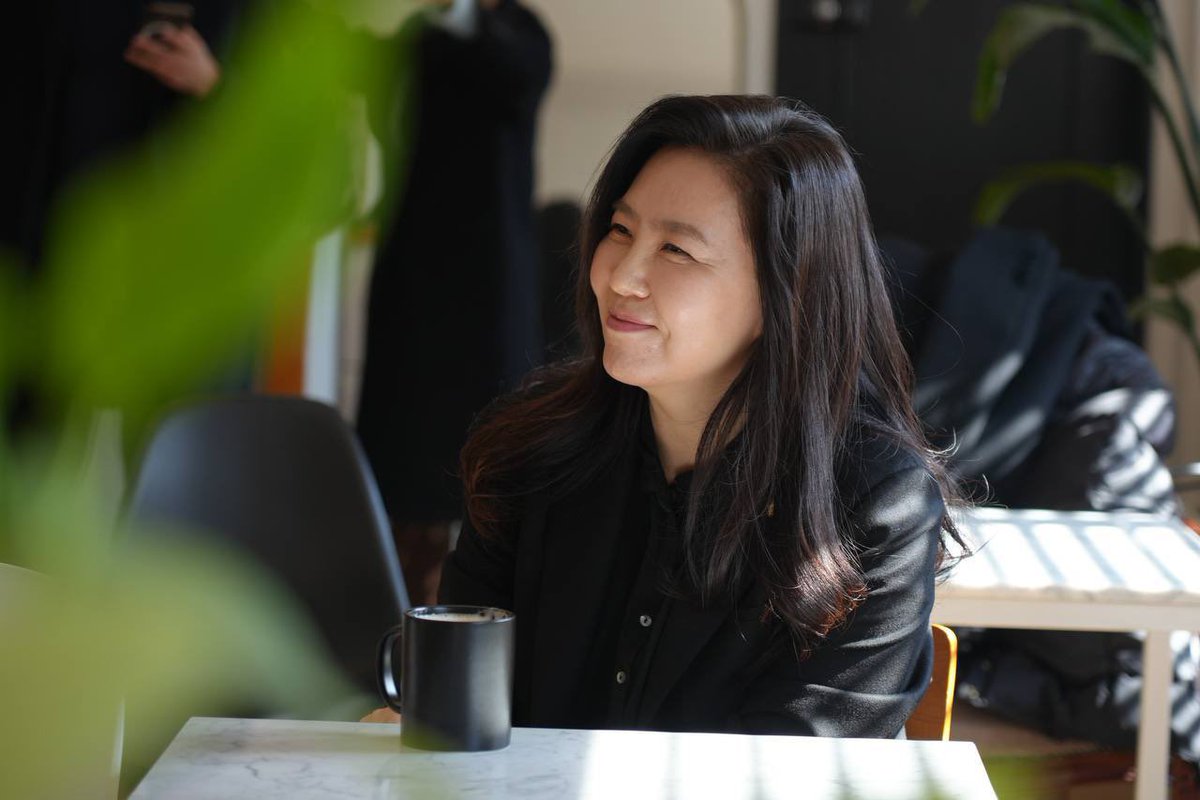 청와대 대변인이 된 이후
처음으로 글을 써서 올립니다.
오랜만입니다.
반갑습니다.
고맙습니다.

가족과 함께 명절을 맞아 
한국 영화 2편을 봤습니다.
<왕과 사는 남자>와 <휴민트>

영화를 보는 게 일이었는데 
지난 추석 <어쩔 수가 없다> 이후 
이젠 제게도
명절 나들이가 되었네요

가족과