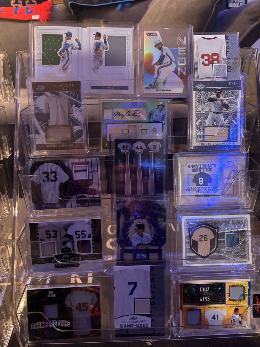 jlcu_ttmgraphs's tweet image. Discovered a new love for @Leaf_Cards! New display in the #mancave, with another element on its way!