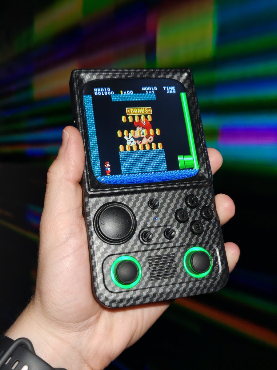 Varuzza_95's tweet photo. Nada como los clásicos para estrenar consola 🍄🕹️ 
Me paso el nivel 1-1 de Super Mario Bros (All-Stars) en mi nueva R36T Max. Sin duda la pantalla con ese aspecto de TV retro, ayuda mucho a la inmersión, y ese skin de fibra de carbono me tienen enamorado. ¿Conocías esta consola? https://t.co/X1jpOiIb7D