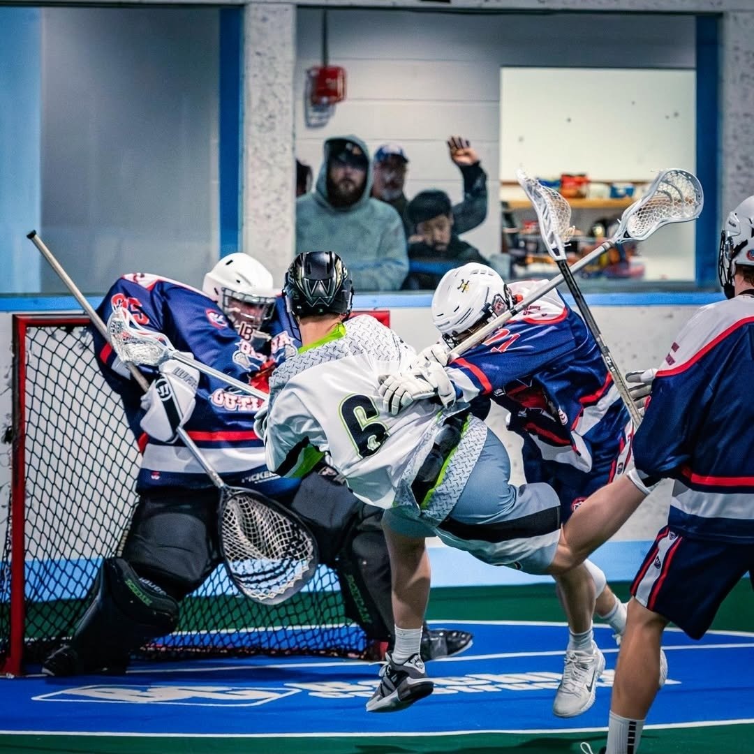 allsteelhawks's tweet photo. Six straight in the W column. Welcome back to Landen Sinfield with 4 goals and 4 assists in a 20-8 win over the @OshawaOutlaws in @ArenaLacrosse action on Saturday.  See full report:
https://t.co/UpmThdn5G7
Thanks to Jay Saucier for the photos.
@SportDurham https://t.co/WO9VMuQbiQ
