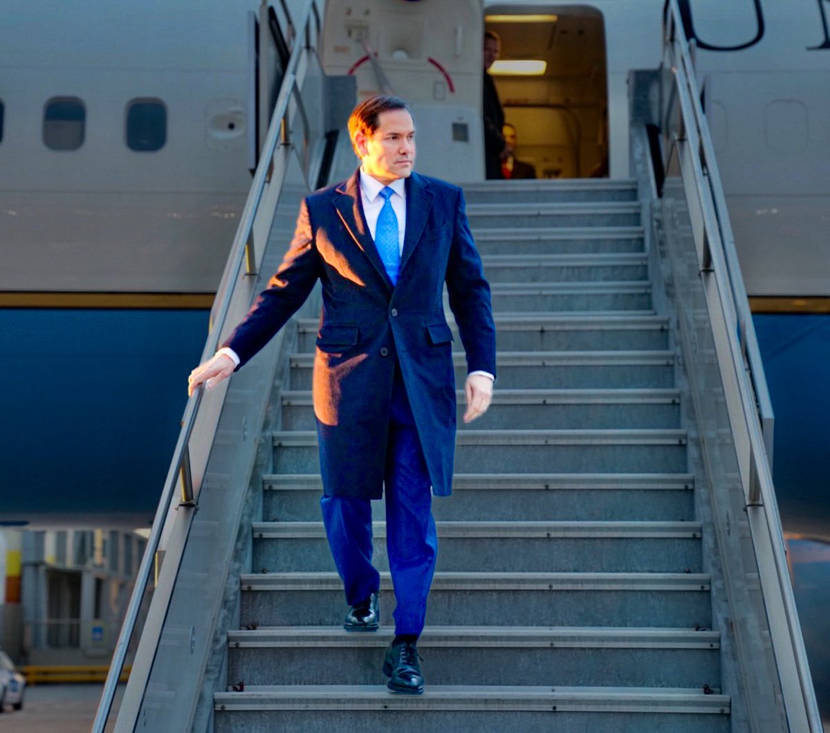URGENTE: El Secretario de Estado Marco Rubio lo dice sin filtros:

¡EL SOCIALISMO DEBE SER ELIMINADO DEL CONTINENTE AMERICANO!

¡Basta de miseria, hambre, dictaduras eternas y millones huyendo de sus países!

Venezuela destruida tras 27 años, Cuba encarcelada, Nicaragua