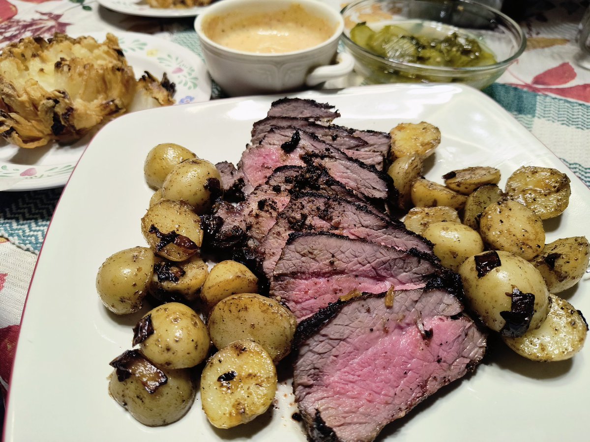 UniqueHiFi's tweet image. What's for dinner?
Grilled (grass fed beef) tri tip, with butter and onion sauteed fingerling potatoes, blooming onion and pickles.
#HomeChef #HomeCooking #food
