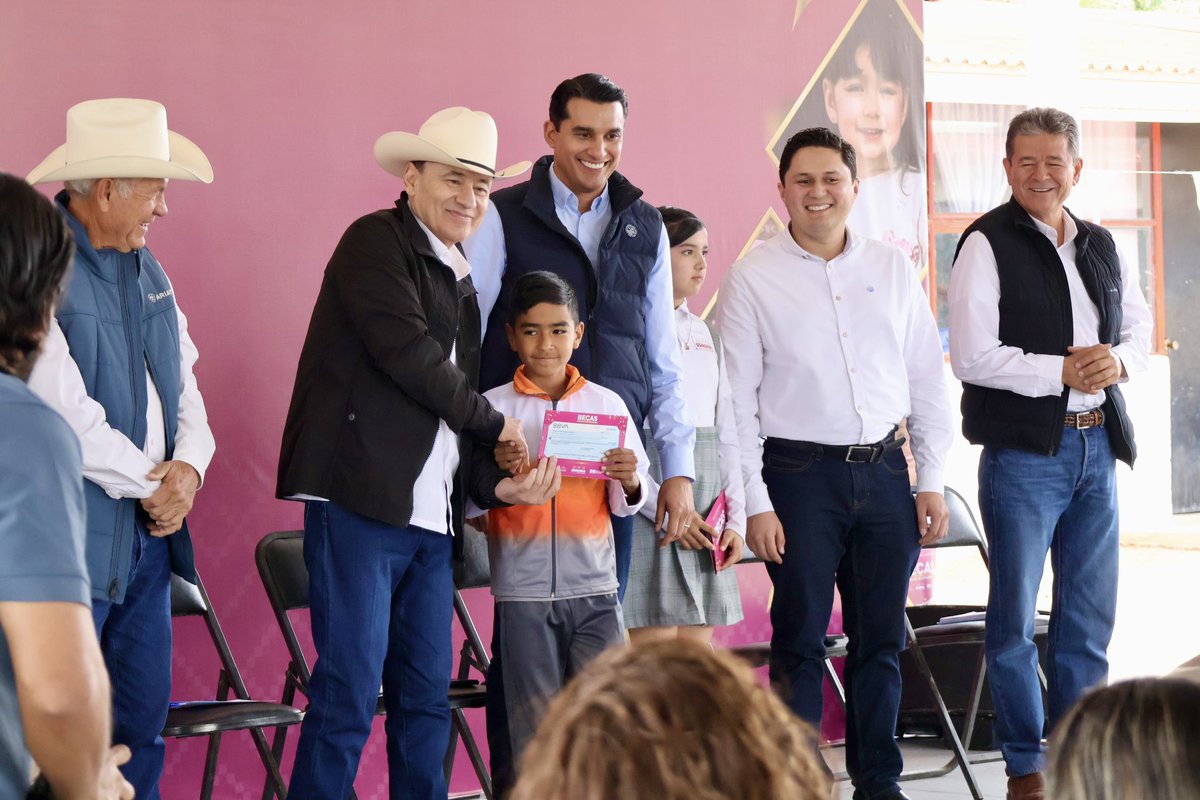 AbrahamSierraMX's tweet photo. 📚🙌🏻 En Sonora, la educación sí es prioridad.

Acompañamos a nuestro gobernador @AlfonsoDurazo, en su gira regional a la entrega de Becas Sonora de Oportunidades a niñas y niños de primaria pública en #Opodepe y #Rayón, sumando más de 41 mil en todo el estado. 

Seguiremos recorriendo Sonora junto con el gobernador de la educación, para que ningún estudiante se quede atrás.