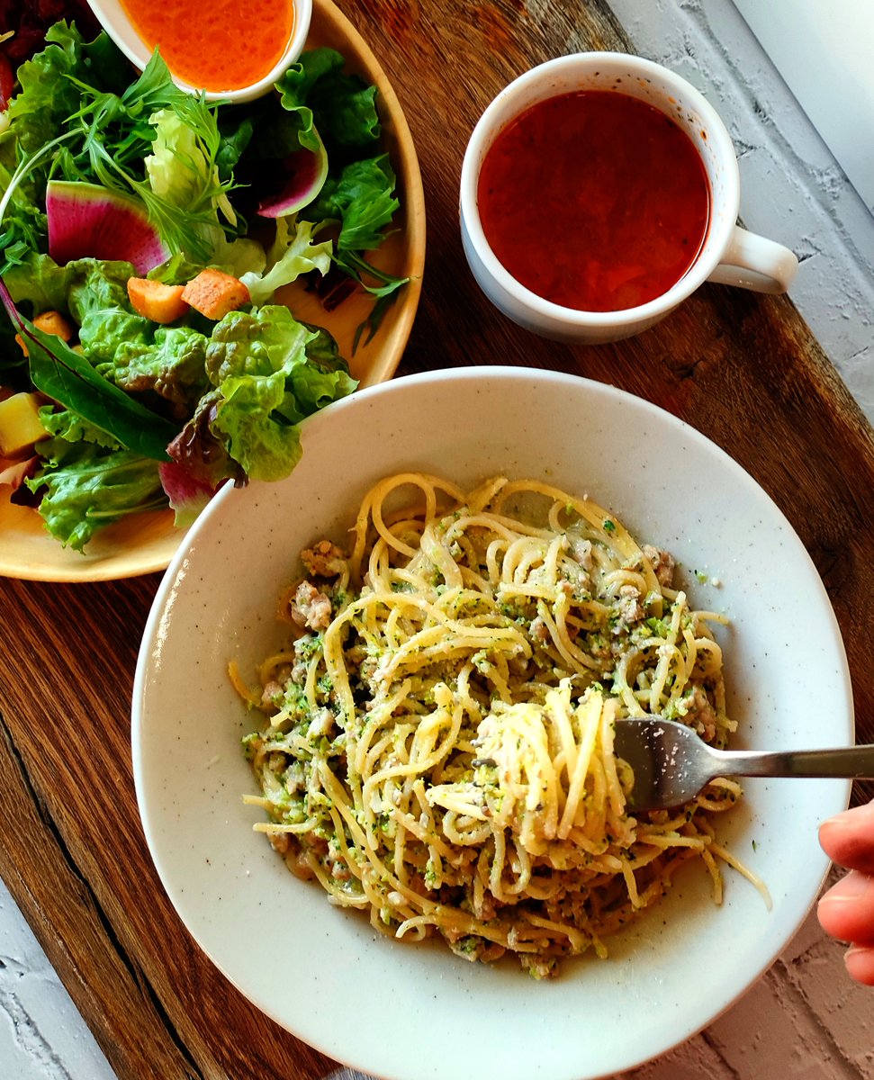 sukusukugaoka's tweet photo. 今日のランチ、どれにする？🥗

THE KITCHENでは、ショーケースに並ぶ10種類のデリからお好みで選べるランチプレートが大人気！
旬の食材をたっぷり使ったサラダやデリは、ヘルシーで栄養満点。自分だけの「美味しい！」を組み合わせて、ココロもカラダも整うランチタイムを楽しみませんか？✨ https://t.co/AC58yeK8lu