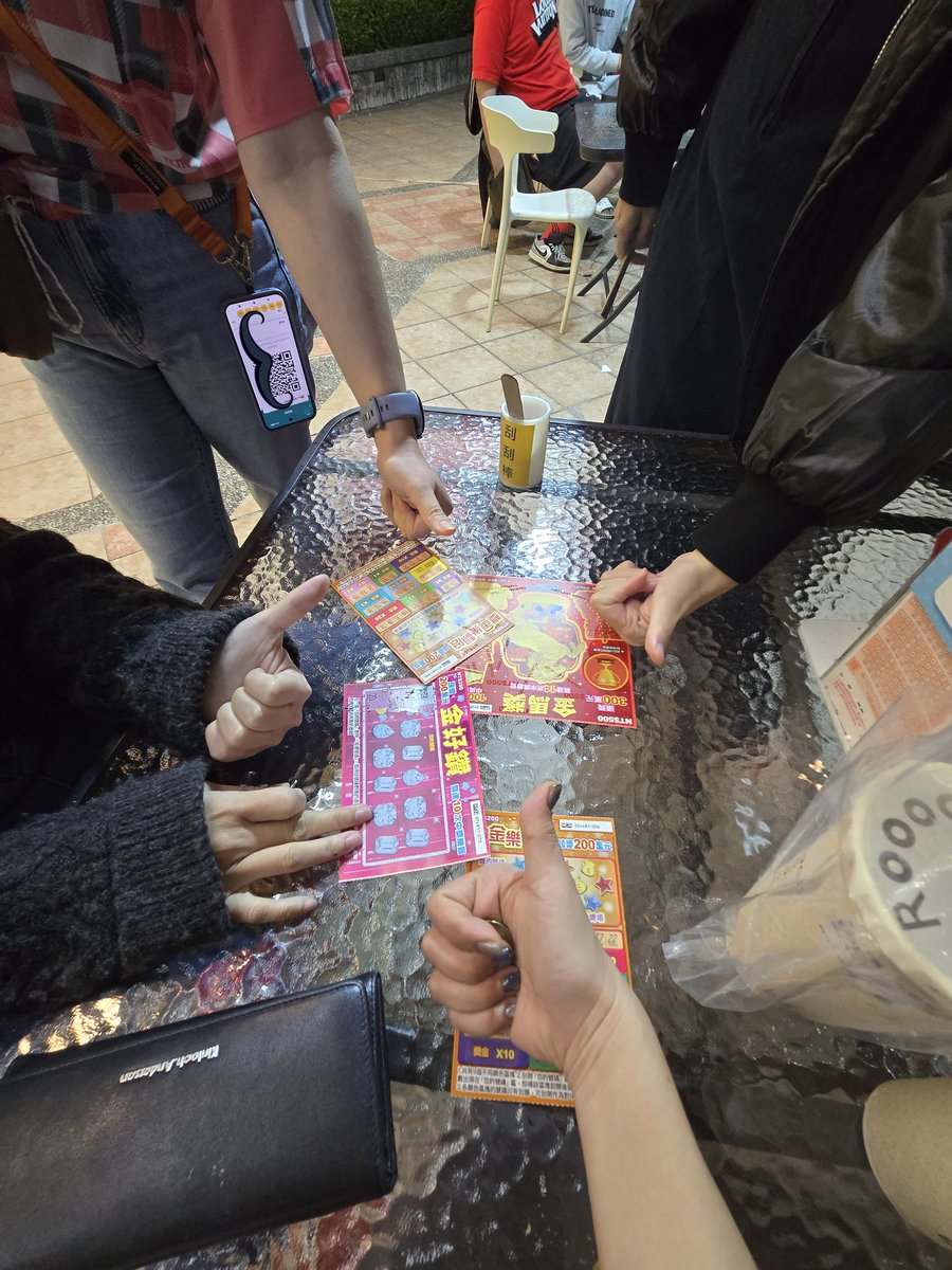 krinc_'s tweet photo. 初一吃大餐 整天刮刮樂 
初二沒錢  吃水煮蛋 https://t.co/fjNDWipSqg