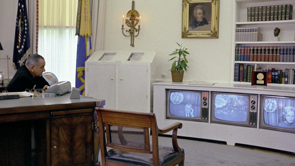 How it feels to watch YouTube from the desk in my room