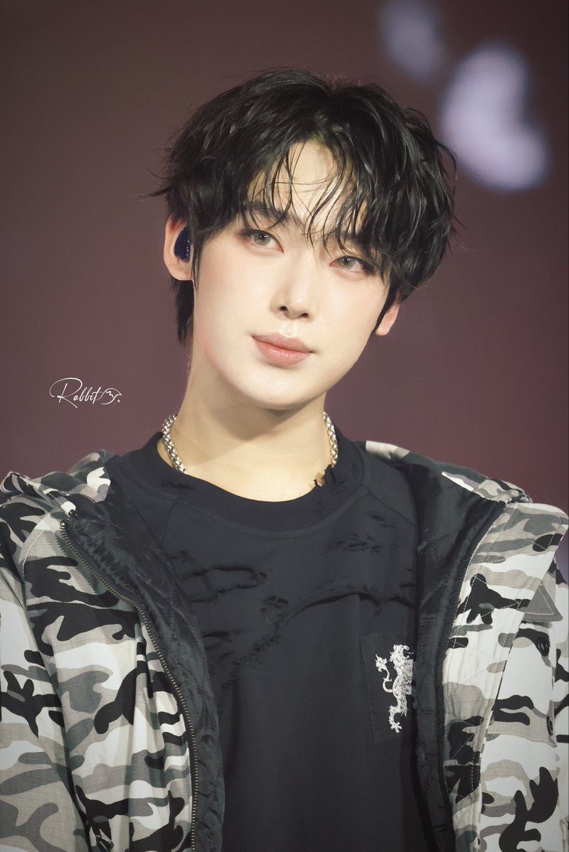 jakeemessilover's tweet image. menos mal no nací siendo hombre ni siendo sunghoon porque estaría con la pija parada todo el dia si sunoo fuera mi compañero