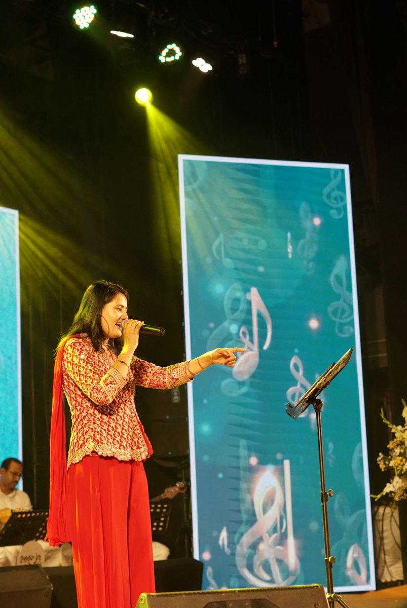 চন্দননগর রবীন্দ্রভবনে অনুষ্ঠিত "শ্রদ্ধাঞ্জলি" অনুষ্ঠানের অন্তিম দিনে সঙ্গীতের মাধ্যমে শ্রদ্ধাজ্ঞাপন করা হলো কালজয়ী বাংলা গানের প্রবাদপ্রতিম শিল্পী দের।