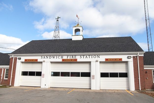 Two people treated for smoke inhalation after bedroom fire in Sandwich capecod.com/cape-wide-news…