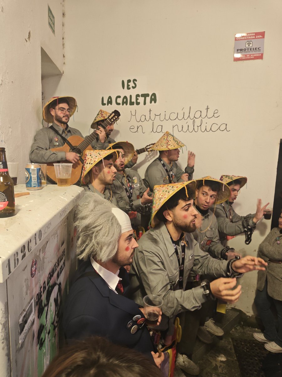 <a href="/ChirigotaLaguna/">La Chirigota de La Laguna</a> cantando cuplés innecesarios