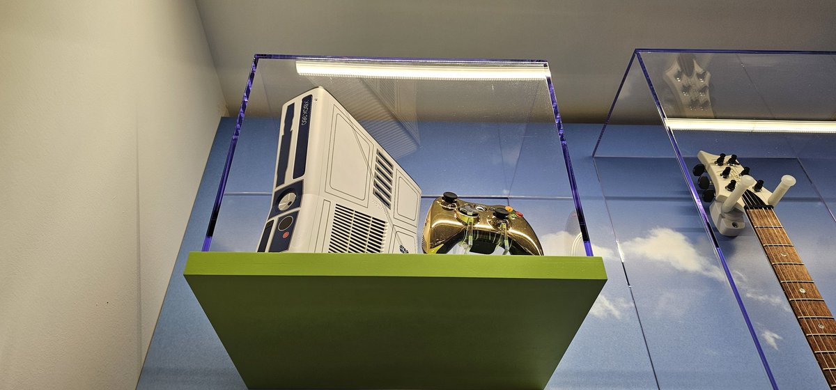 saneeelart's tweet image. Lucky to check out gaming goodies at Microsoft campus in the archives 

#gaming #prototypes #xbox #halo #witcher
