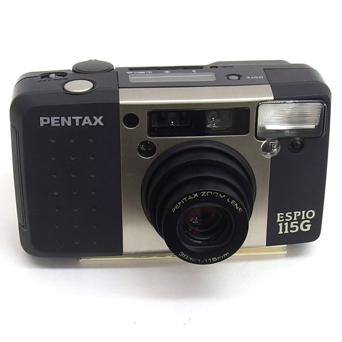 champcamera's tweet photo. PENTAX ESPIO 115G ¥24,000 by みすずが丘店(#あざみ野)
38-115mmの3倍ズーム搭載フィルムコンパクト。
「ESPIO 115M」の改良モデルでボディの一部に金属素材を使いグリップ部をラバーにしたことでホールド感と高級感が増しています。
#ESPIO115G #フィルムカメラ #田園都市線
https://t.co/WEosii0jXt