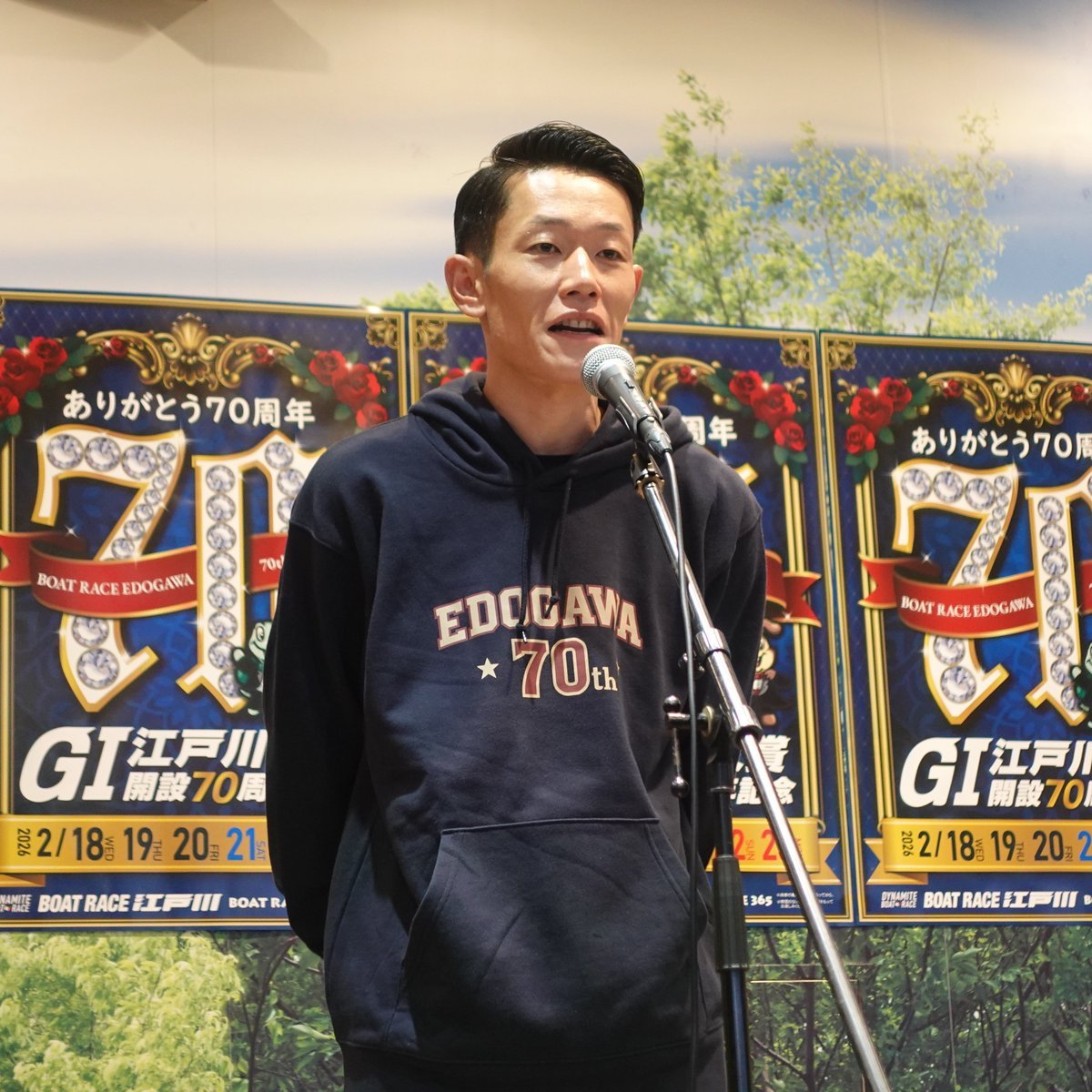 hochi_boatrace's tweet photo. 【ボートレース江戸川】  
Ｇ１江戸川大賞　開設７０周年記念（１８日・初日）

《カヤーッ！》

昨年の最高勝率選手、茅原悠紀選手が登場すると場内ファンから割れんばかりの大歓声が沸きました。
「久しぶりの江戸川ですが、しっかり慣れて最終日まで頑張ります！」
初日は４R３枠、１０R５枠の２走で、２日目の１２Ｒゴールデンレーサー賞では１号艇に仁王立ち。
極上ハンドルで難しい水面を切り抜けます。

＃日本唯一の河川レース場 ＃難水面 ＃茅原悠紀