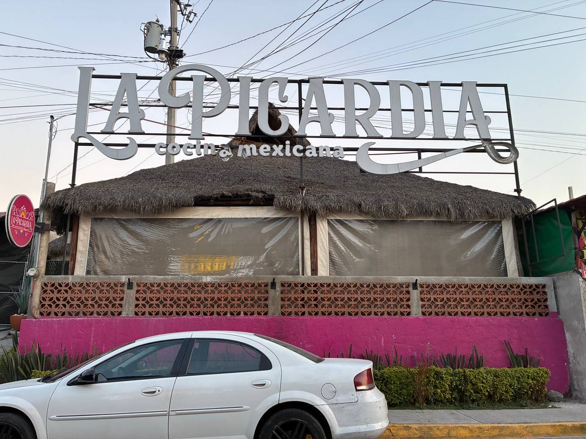 👉📣Así luce el #establecimiento de La Picardía, en la Calle Hidalgo, cerca de Lomas de Angelópolis donde #jóvenes lanzaron #cohetes al techado🧨🔥.