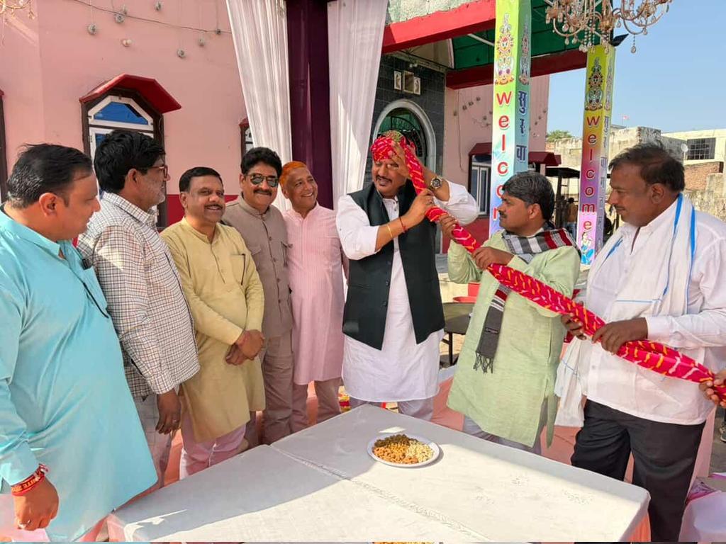 अपनों की खुशियों में शामिल हुए l
#drbhavimeena 
#todabhim