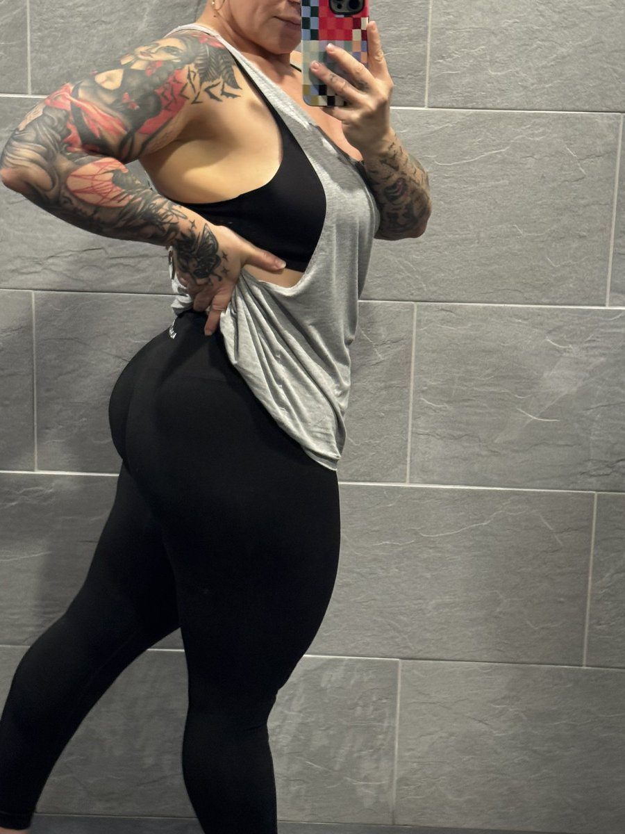 Holy Elle tweet media