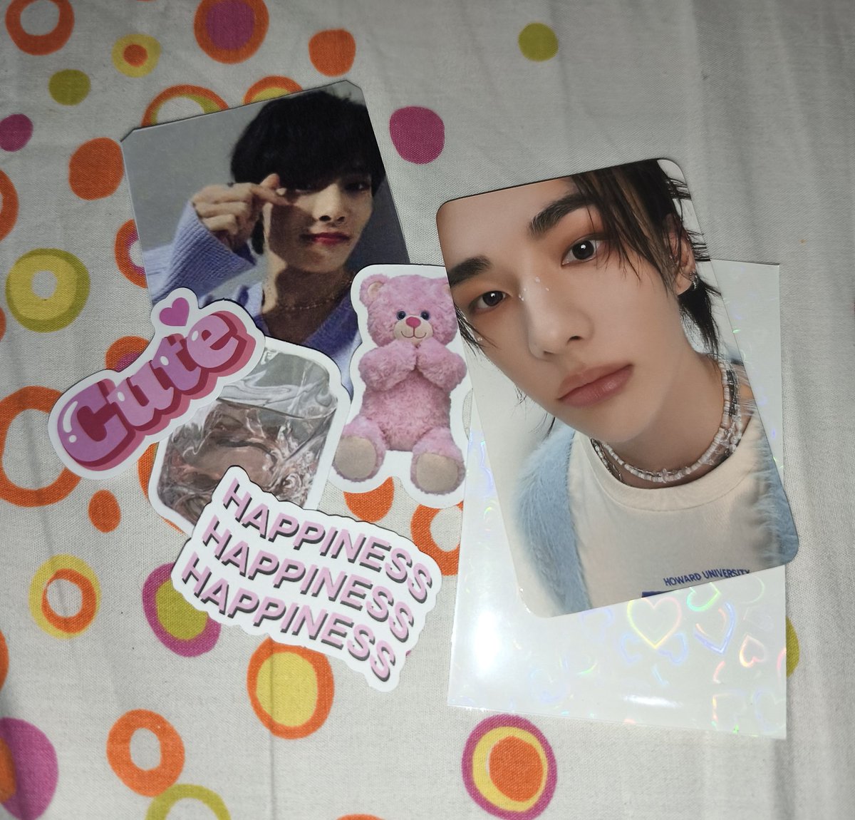 konrzzz's tweet photo. FEEDBACK POSITIVO PRA @SstephanyKCW! chegou há um tempo, mas não tinha conseguido avaliar ainda. </3 portanto, ela me enviou esse hyunjin pãozinho todo bonitinho na sleeve holográfica de coração e com um brinde do jeongin pra combinar 😭 COISA LINDA https://t.co/O7pxeZPVNk