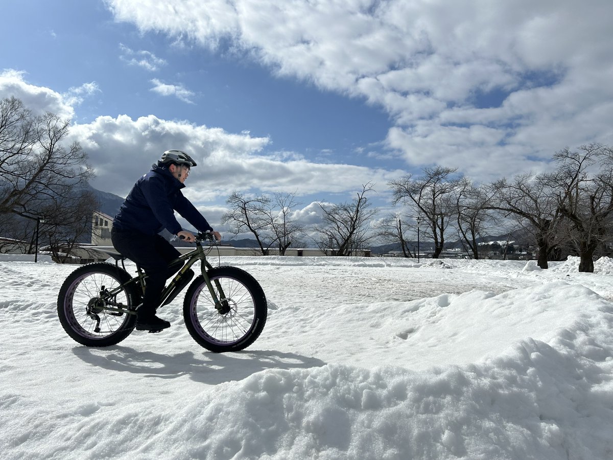 ShinetsuAC's tweet photo. ❄Iiyama Snow Ride 販売中🚴
飯山駅での空き時間がアクティビティに！雪上自転車「FAT BIKE」体験！
✅当日受付OK
✅荷物預かり無料
✅選べるクーポン付き

￥3,500(税込)

(日本語) https://t.co/fLsrrhBgEF

#ウィンタースポーツ　 #サイクリング　#長野 #飯山
#アクティビティ　#ファットバイク https://t.co/sv9hYkaLdL