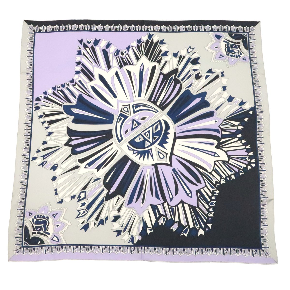 昨日、エミリオ・プッチのスカーフが入荷しました🎉 花をモチーフに