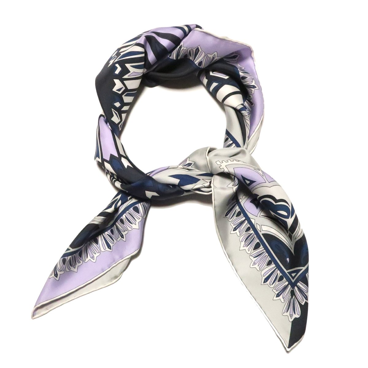 昨日、エミリオ・プッチのスカーフが入荷しました🎉 花をモチーフに