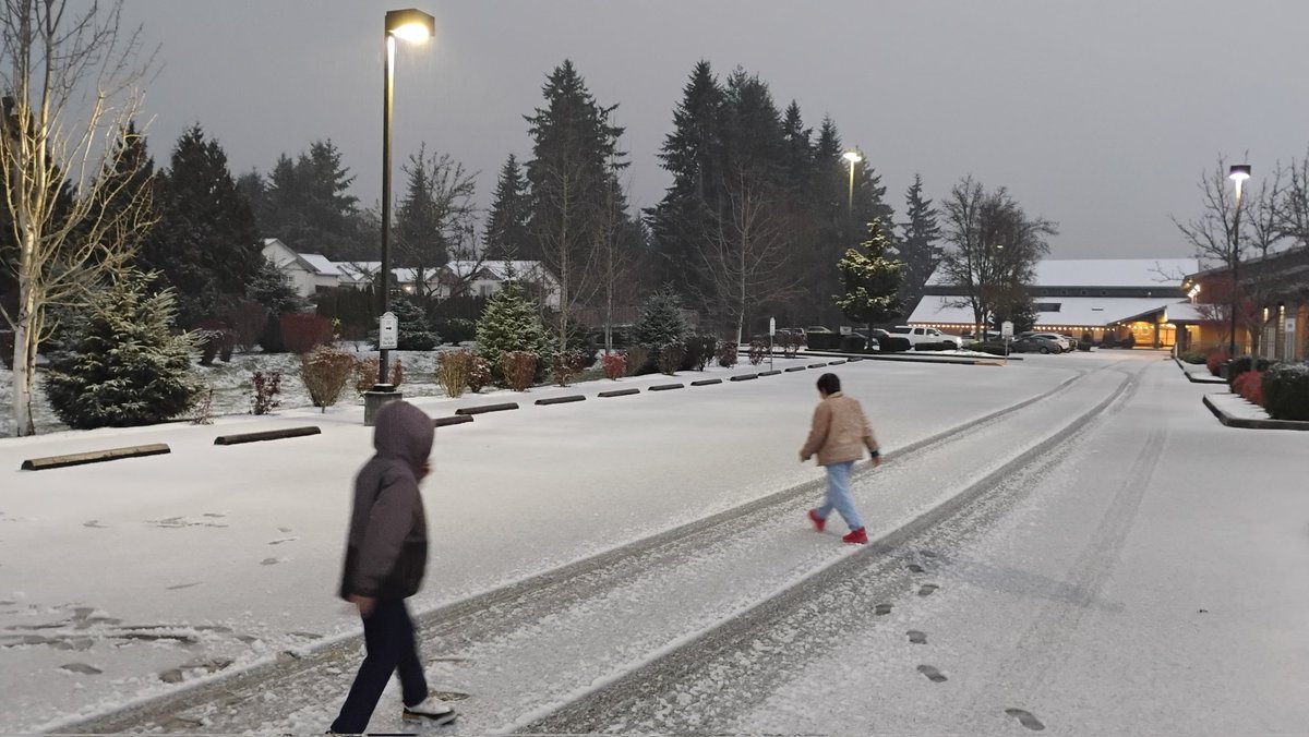 Heavy snow pellet squall developed between Tacoma and Puyallup. Temps dropped to 33 degrees and about a half inch of quick graupel accumulation.
#wawx
#wadot