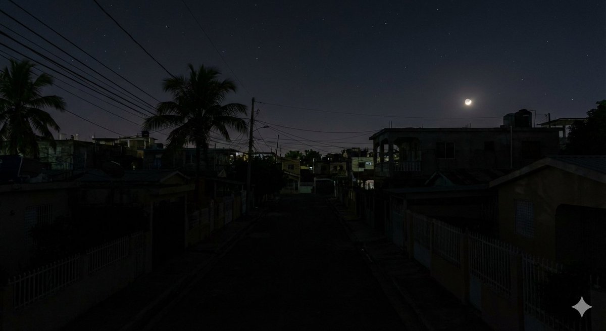 Como esta imagen, así luce el barrio Savica, en #LosAlcarrizos. Volvieron los apagones. Suerte que el presidente está emitiendo decretos, ya casi. <a href="/EdesurRD/">Edesur Dominicana</a> <a href="/celsomprp/">Celso Marranzini</a> <a href="/mendeznova/">Federico Méndez</a>