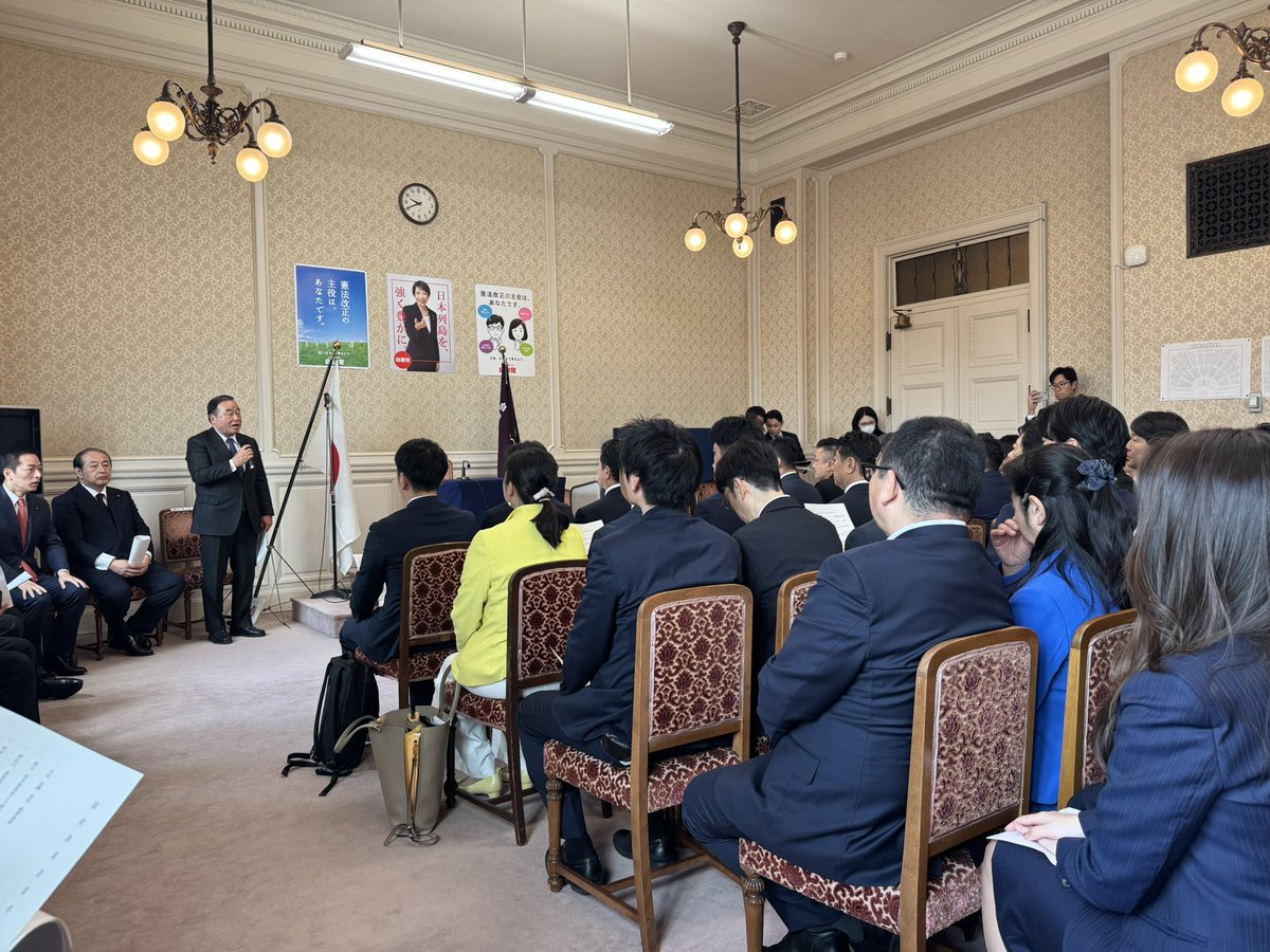 （9:00-9:30）国対正副
梶山委員長から「役員が全員戻ってきた。これからも連携良くやっていこう！」
今日の同期は、東国幹副幹事長、鈴木英敬政調会長特別補佐、塩崎彰久国対副委員長と、戻ってきた石原正敬さん！😭（嬉）
（9:40-10:00）国会対策委員会
１期・２期が増えて従来より広い部屋で！