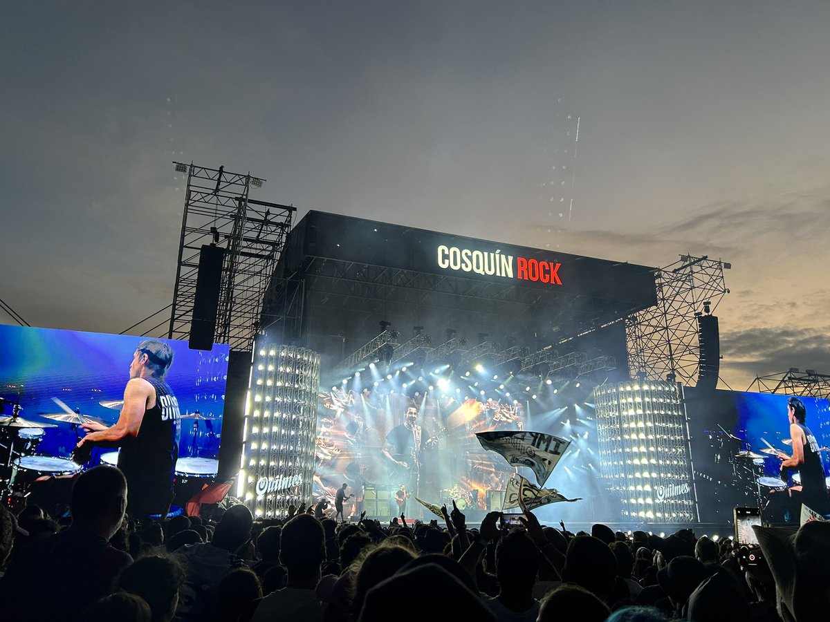 La mejor foto del #CosquinRock la tengo yo.

El Cosquín y Divididos, todo lo demás no es nada se equivocaba de banda no