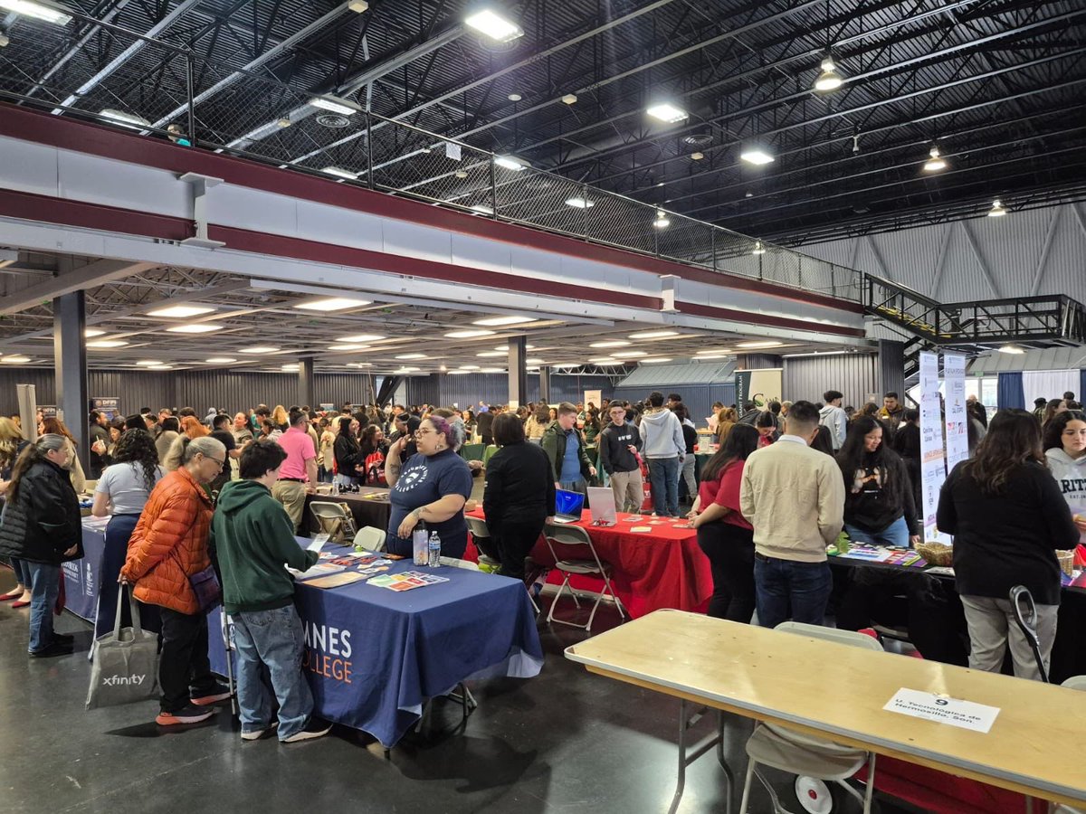 ciesdemex_org's tweet photo. La @udg_oficial, coordinadora de #CIESDEMEX, participó en la XV feria Pasos a la Universidad en Sacramento, CA.
Más de 1,100 estudiantes y familias recibieron información sobre oportunidades académicas en México. 📚🌎 https://t.co/pmQxrGui1K