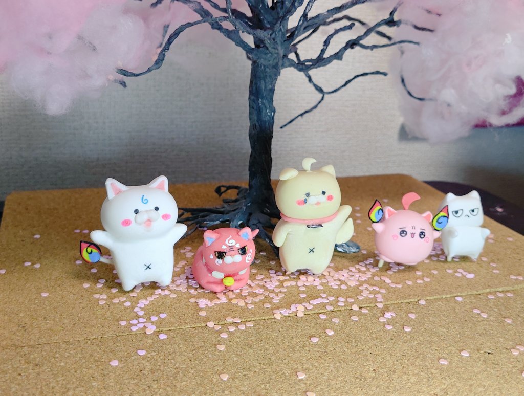 #みこぴーとおおきなさくらのき

大きな桜の木と絵本メンバー！
絵本楽しみ！🌸
発売日には春が来てあったかくなってるかな？🌸