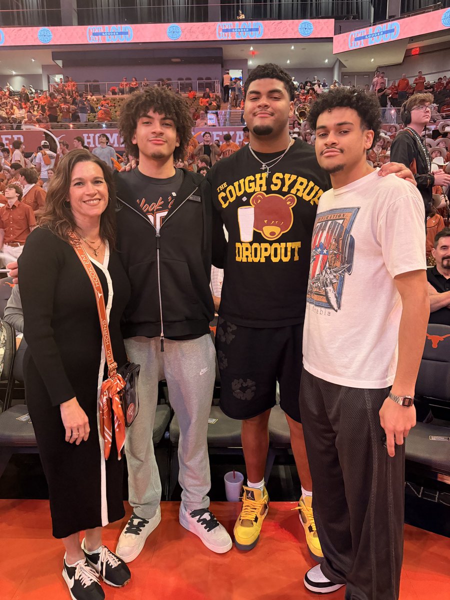 levonwhitt_tv's tweet photo. The Goosby family is in the house for tonight’s @TexasMBB game vs LSU. 
Mom, Austin (@TexasMBB commit),  @TexasFootball left tackle Trevor, and their brother Grant.
#HookEm https://t.co/L6zZzmRV4j