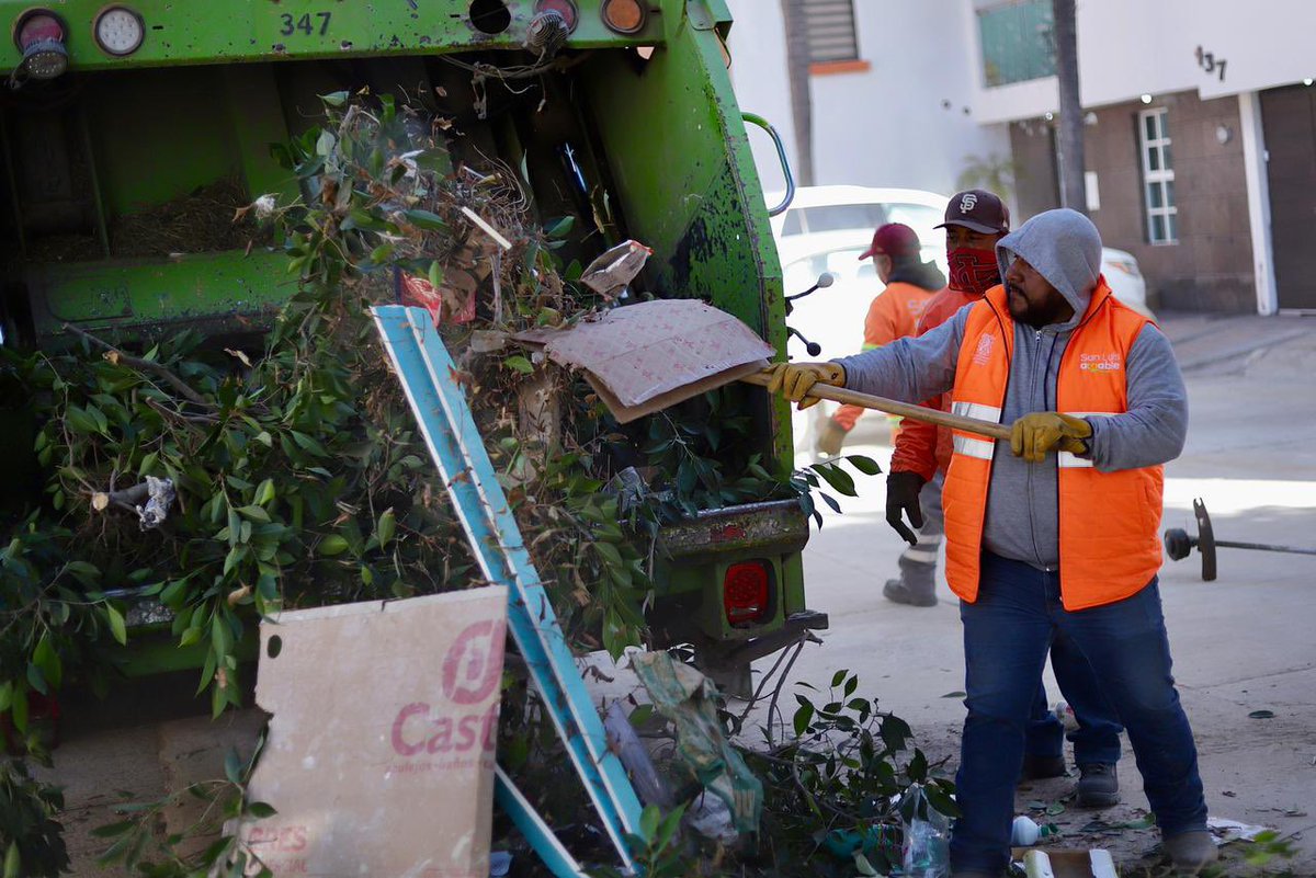Gracias a la voluntad ciudadana y de quienes formamos parte de <a href="/SLPMunicipio/">Gobierno de la Capital SLP</a>, seguimos avanzando por una #CapitalAl100.

Hoy regresamos a Lomas Tercera Sección, donde realizamos acciones de limpieza y di instrucciones para resolver temas de bacheo y #AlumbradoTáctico, con lo que