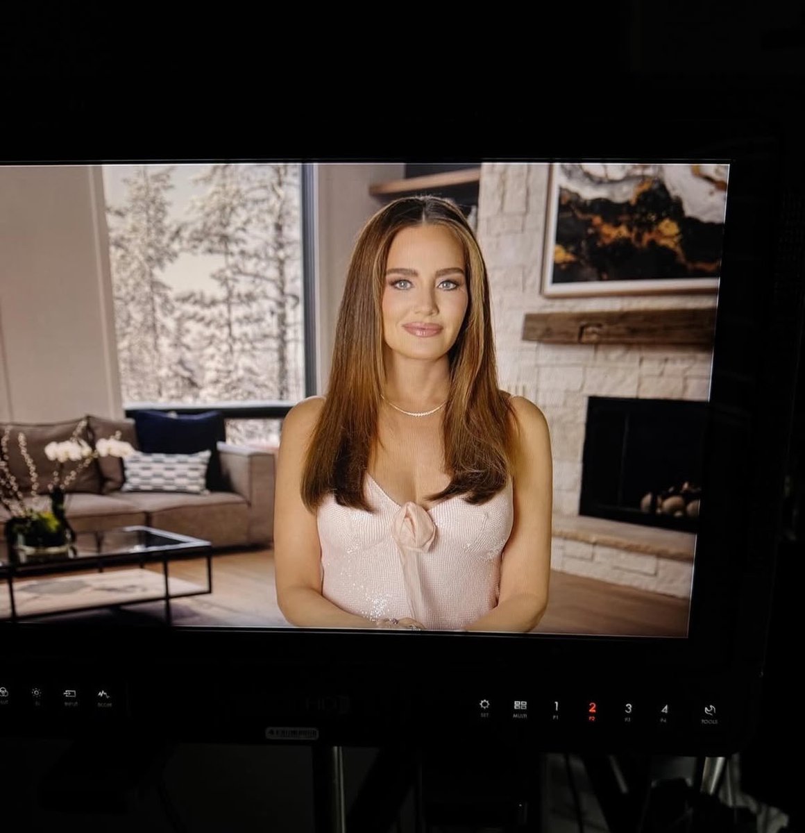 HousewivesHub's tweet image. Meredith Marks: Never met a confessional look I didn’t like ❄️💖 #RHOSLC